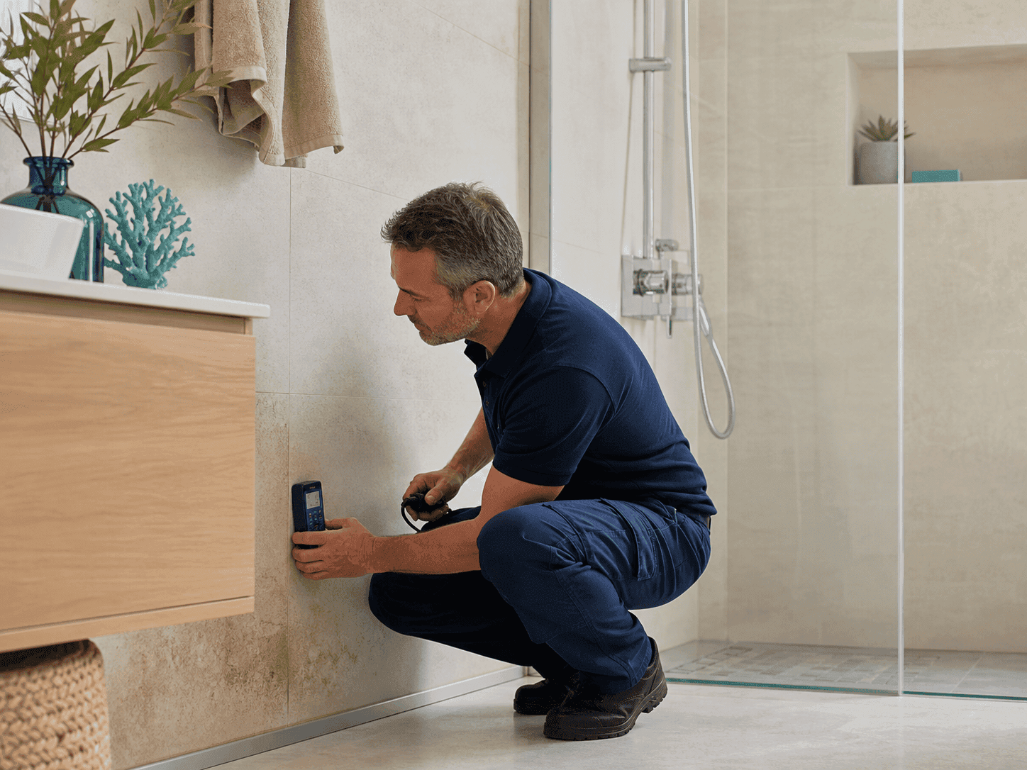 Técnico revisando una posible fuga en un baño
